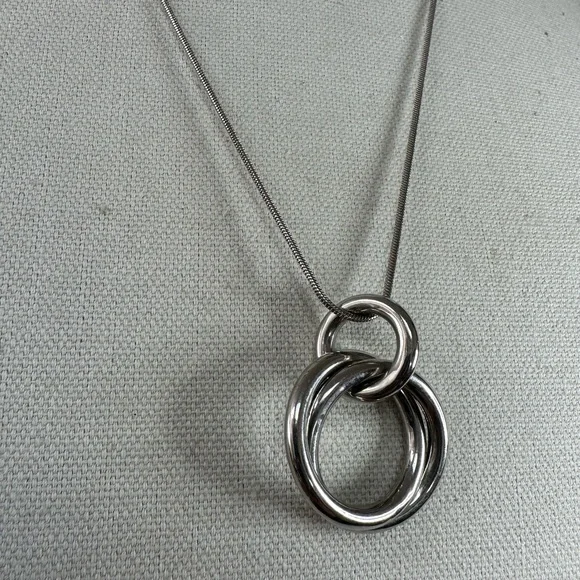 Older silvertone floating circles necklace - Picture 4 of 6
